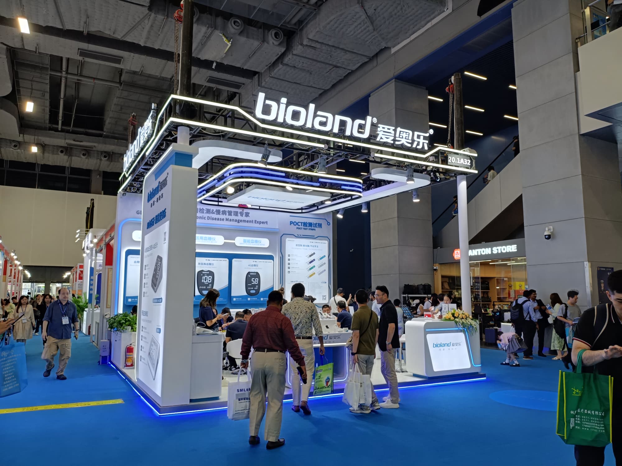 華南口腔展特裝展臺(tái)預(yù)算怎么花？這樣設(shè)計(jì)性價(jià)比最高